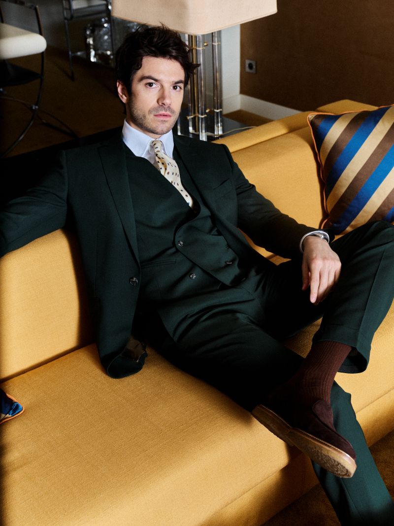 Un homme portant un costume sur mesure vert Les Nouveaux Ateliers