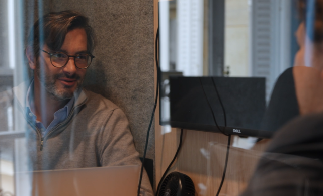Deux directeurs à temps partagé Atlays en plein échange dans un box insonorisé